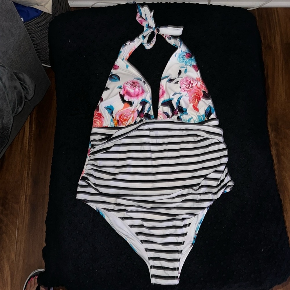 Cupshe one piece halter neck swimsuit with removable padding. Never worn.
